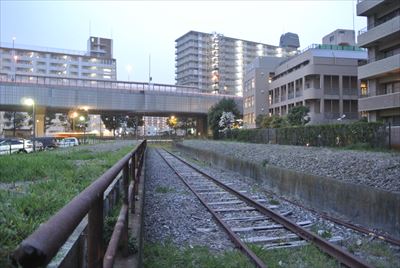 深川線の路線跡（塩浜）。路線の先は豊洲方面