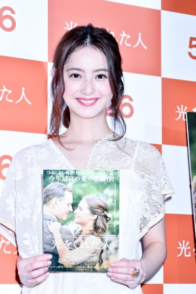 『光をくれた人』の試写イベントに登場した佐々木希