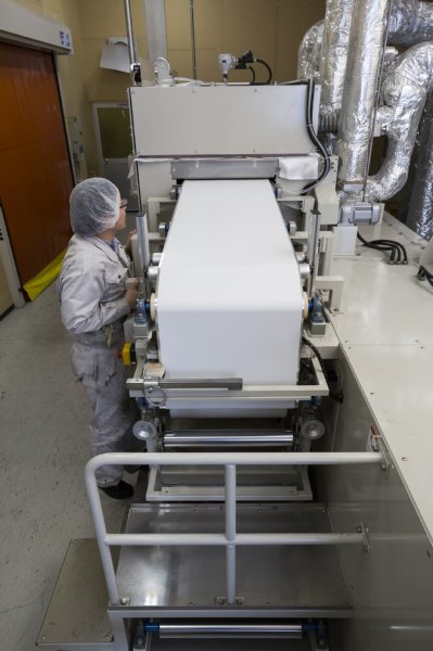 独自開発の特殊粘着剤とコーティング剤をアルミ箔に塗布する工程