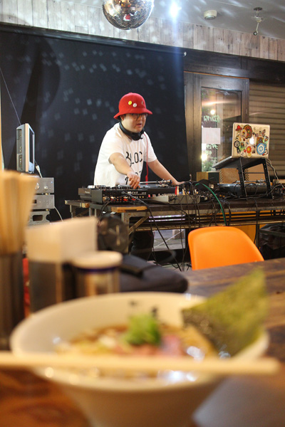 ラーメン屋を会場としたブロックパーティでDJをつとめるアボさん