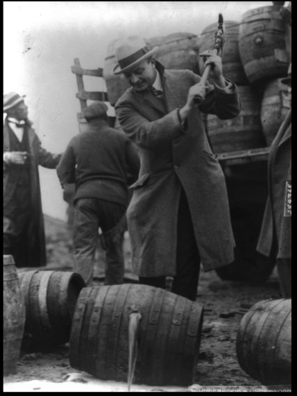 禁酒法時代、没収した酒樽を壊す米FBI（写真：dpa/時事通信フォト）
