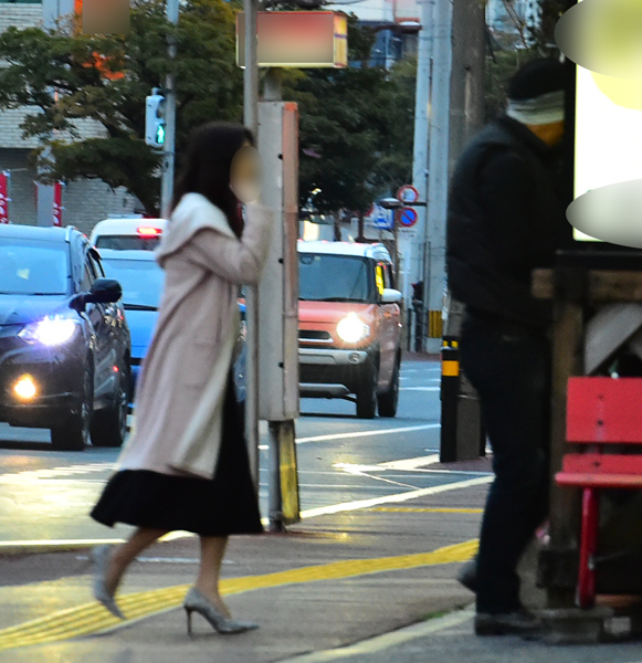 3月25日、居酒屋に入る小久保とAさん