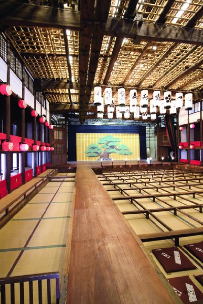 客席の天井は約500本の竹を格子状に組んだ「ブドウ棚」