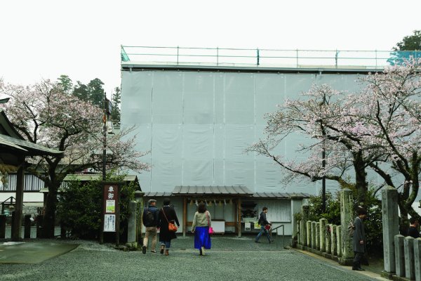 全壊した阿蘇神社の楼門は解体格納工事中