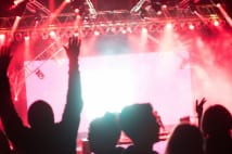 20代のアイドルと50代の男性ファン 金銭で「純度」保たれる