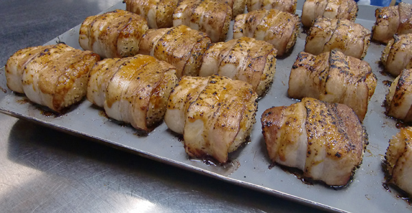 肉の旨みがごはんに染みるファミマの「炙り焼　肉巻おむすび」