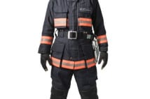消防服 1200℃の中40秒間耐えられる素材で価格は約20万円