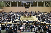 稀勢の里抜きでも満員御礼の大相撲春巡業　一番人気は高安