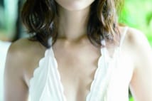 グラビア女王・吉木りさ 純白ビキニからのぞく谷間にドキッ