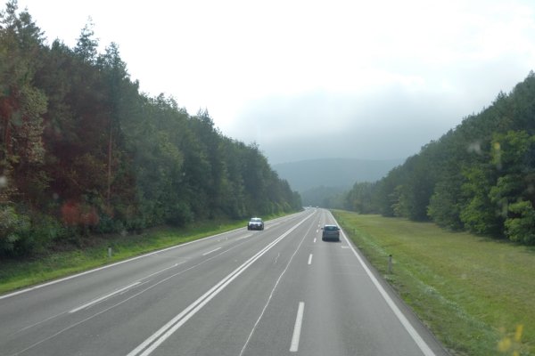 オーストリアは一般国道（制限速度100km／h）でこのレベル