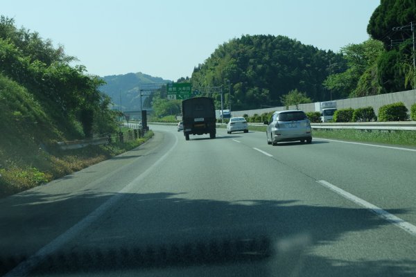 日本の高速道路は世界最高の通行料金（写真は九州自動車道）