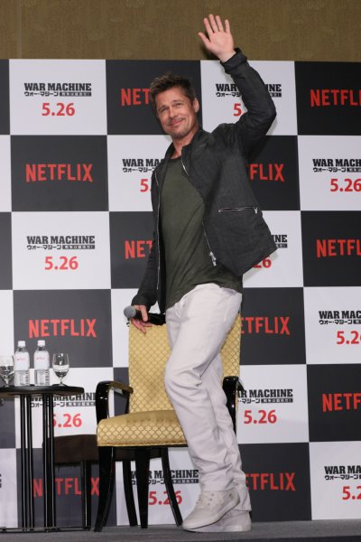 手を振って笑顔を浮かべるブラッド・ピット