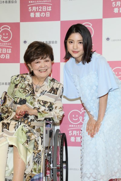 看護の日関連イベントに登場した内館牧子氏と川島海荷