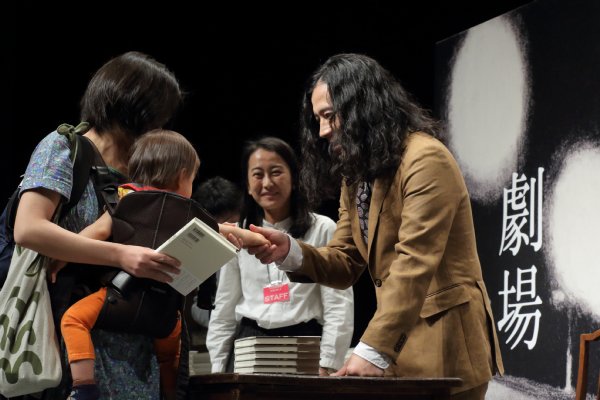 『劇場』のお渡し会で赤ちゃんの手を取る又吉直樹