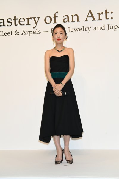 展覧会の音声ガイドを務める松雪泰子