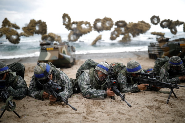 4月2日に公開された演習　Reuters/AFLO