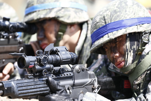 4月2日に公開された米韓合同軍事演習　EPA=時事