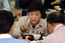 朴槿恵の影響？　韓国で女性がワイン片手に独りメシがナウい