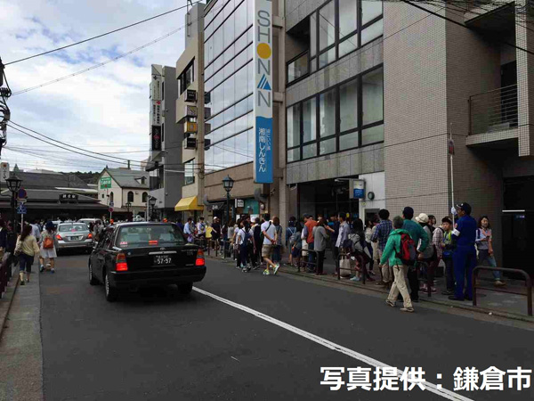 2015年5月4日鎌倉駅東口の様子。江ノ電乗車待ちの人ga駅をはみだし