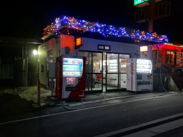 1980年代には幹線道路沿いに無人の自販機ショップが続々登場した