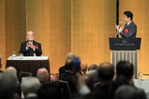 中曽根氏の白寿を祝い会合に出席した安倍首相（2017年5月15日／時事通信フォト）