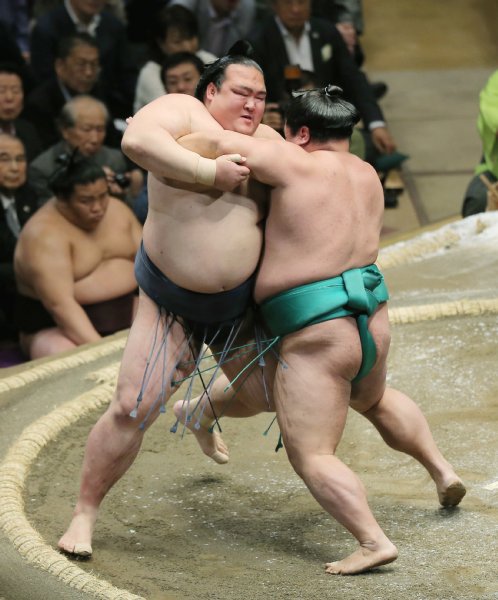 早くも正念場が訪れた稀勢の里（左。写真：時事通信フォト）