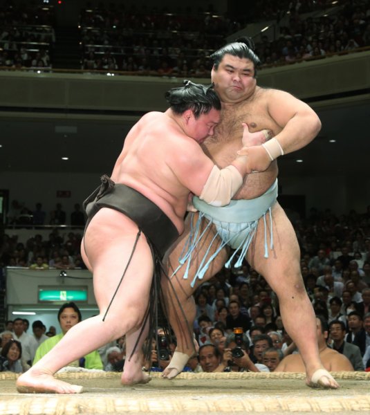 土俵を沸かせた高安（右。写真：時事通信フォト）