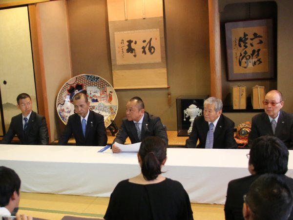 記者会見の様子（中央が池田幸治本部長）