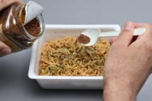 『ペヤング』に粉末コーヒー 鉄板で焼いたような香ばしさに