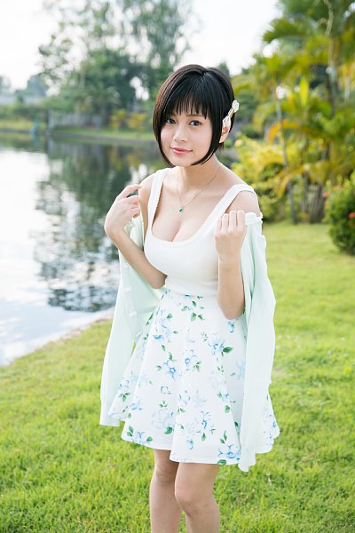 上着を脱ぐと胸がポロリと…