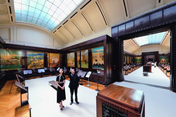 聖徳記念絵画館には明治天皇の御一代記を描いた80枚の壁画が展示される