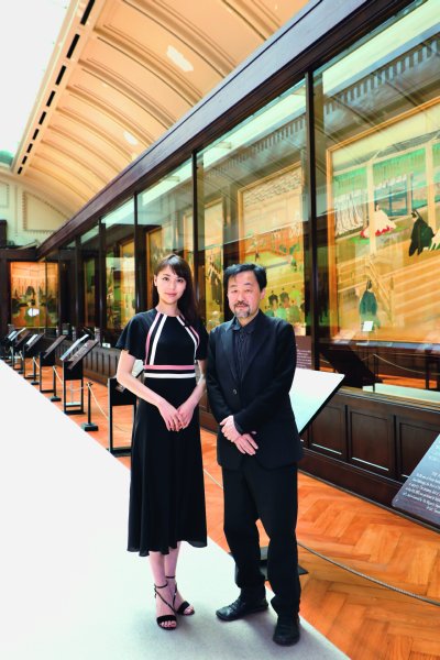 聖徳記念絵画館を訪れた水沢エレナさん（左）と山下裕二氏