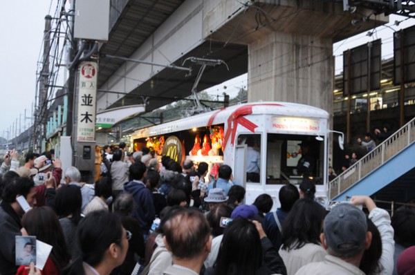 2011年に運行された都電荒川線の花電車。住民やファンが、線路沿いに多く詰めかけた