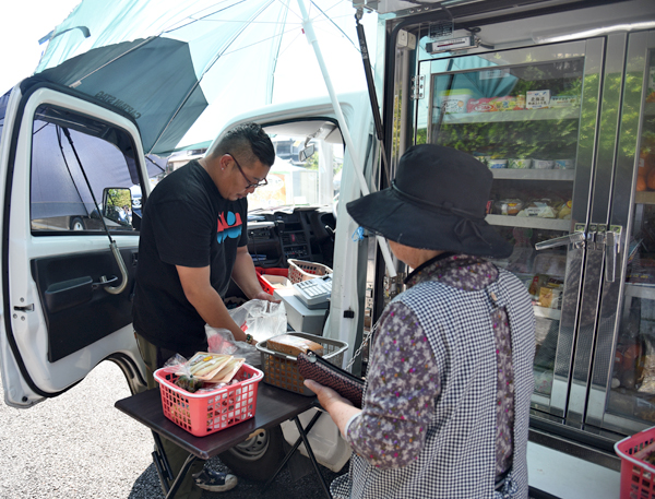 買い物難民となった集落の住人のために町内を回る星野さん