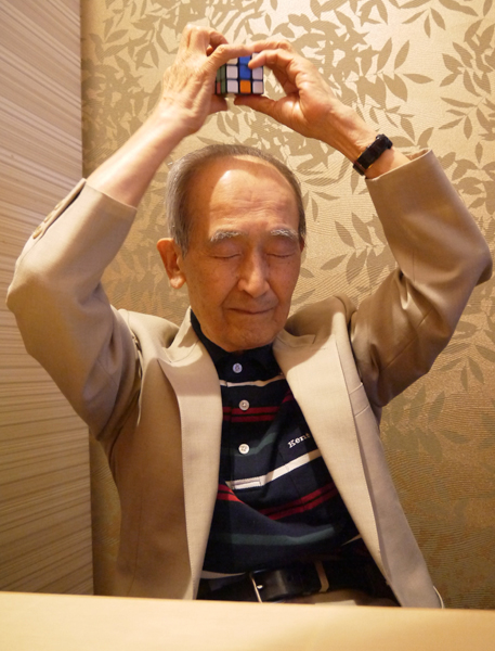 ルービックキューブを目隠しで揃える競技の世界最高齢記録を持つ友寄英哲さん（84才）