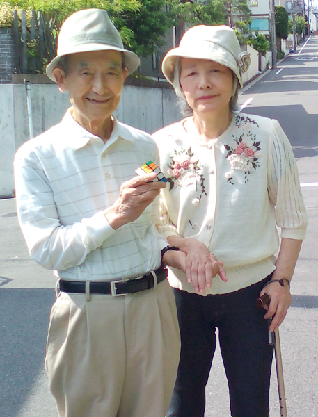 毎朝、妻の光子さんと散歩する友寄さん