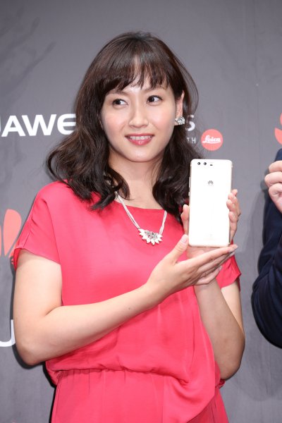 ファーウェイのスマホ発表会に登場した藤本美貴