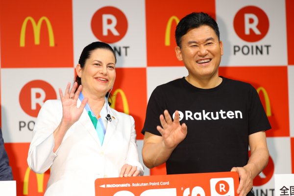 マクドナルドと楽天が提携 カサノバ氏と三木谷氏が握手 Newsポストセブン