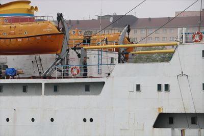 警戒の目を走らせる北朝鮮乗組員