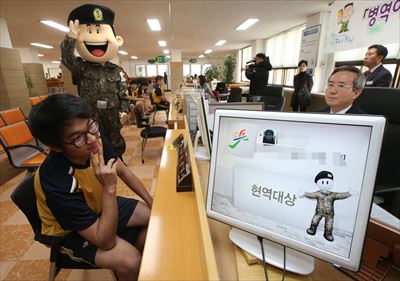 徴兵検査を受ける韓国の若者　Yonhap/AFLO