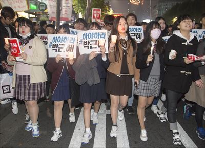 前大統領の醜聞では若者たちの不満が爆発　Lee Jae-Won/AFLO