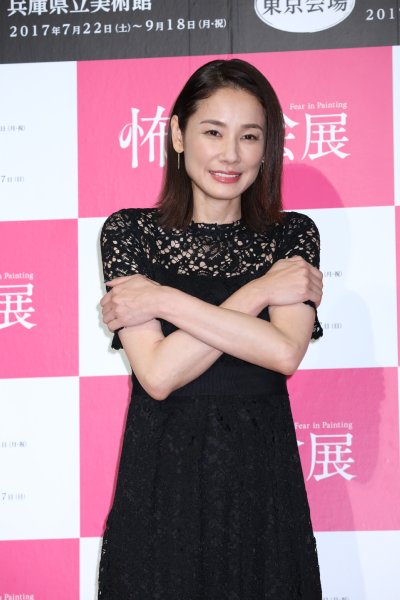 「怖い絵展」のイベントで怖そうな素振りを見せる吉田羊