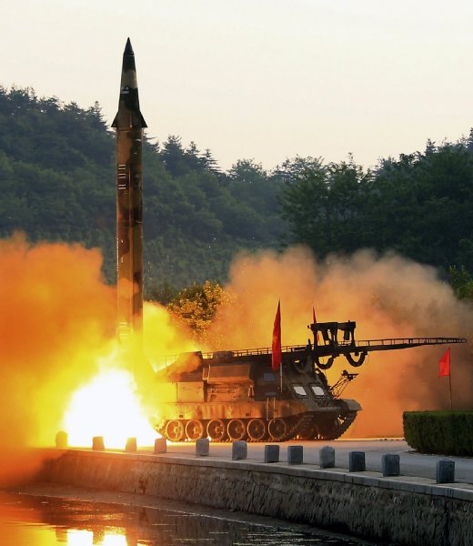北朝鮮ミサイル落下時はどう対応する？（EPA=時事）