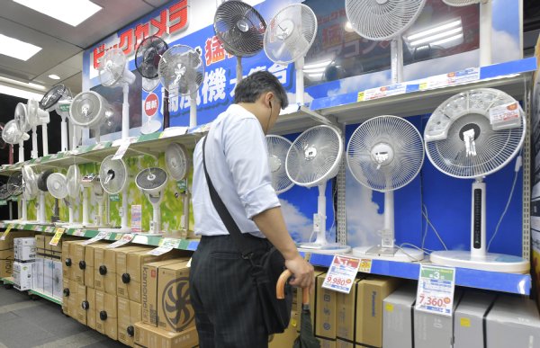 家電量販店でも「高級扇風機」が人気に