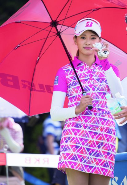 長身から繰り出すドライバーの平均飛距離は260ヤードという川崎志穂（21）