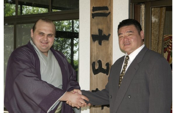 二十山親方と白露山（写真：共同通信社）