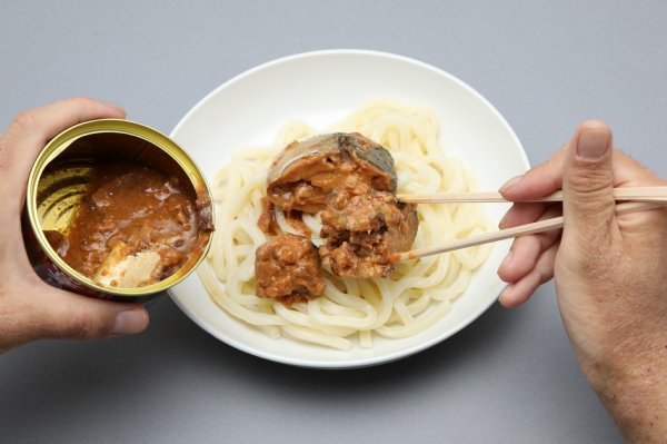 冷凍うどんにサバ味噌缶を加えれば本格的な味に