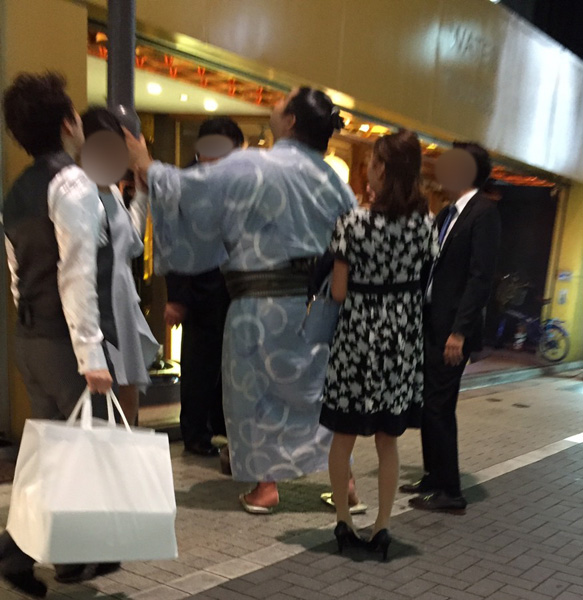 深夜2時を回り、街灯に向かってテッポウを打つ高安