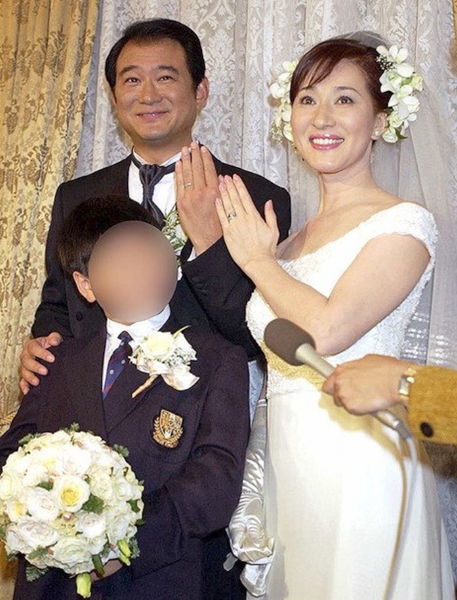 ふたりが結婚式を挙げた時、長男は小学6年生だった（2001年10月）