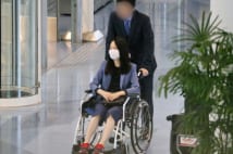 夫が押す車椅子に乗る松田聖子、羽田空港での姿